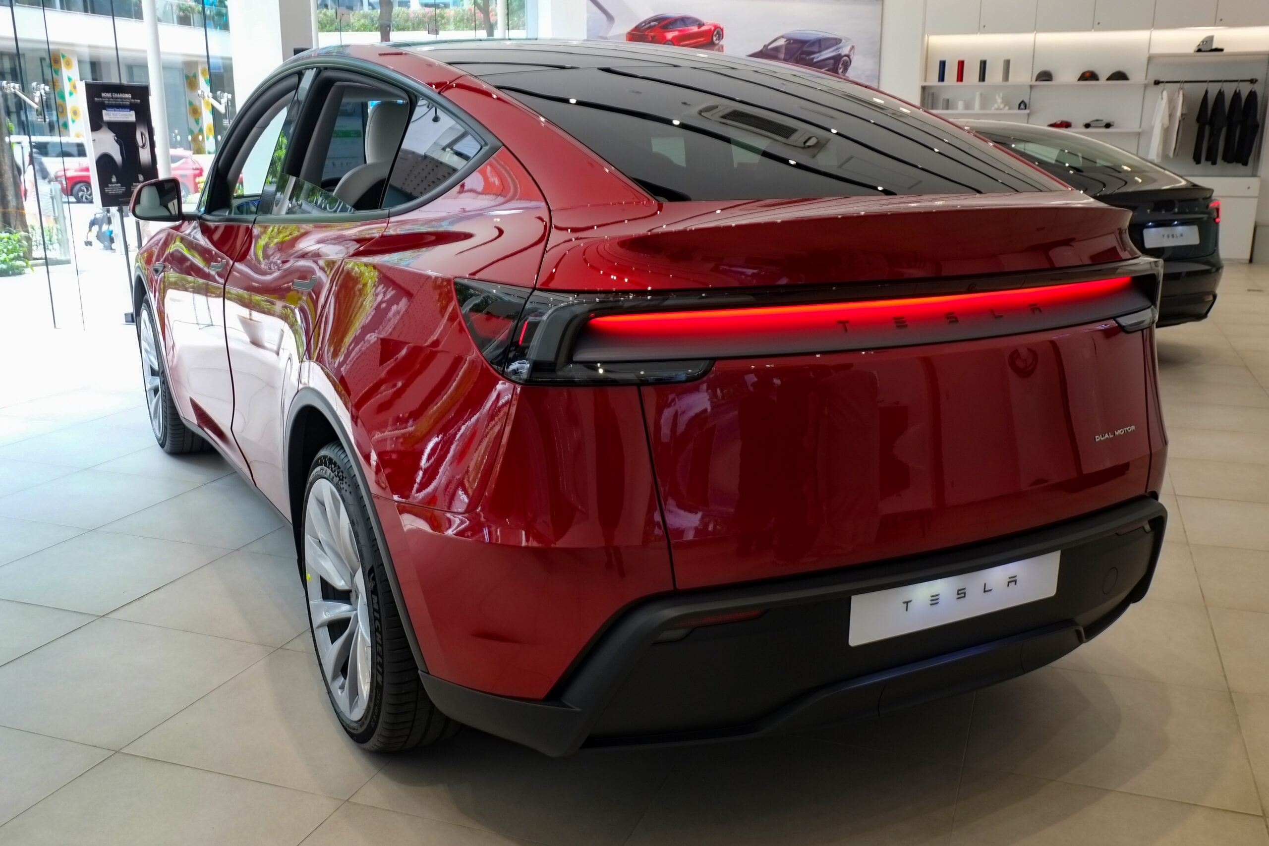 赤い2025年型テスラModel Yの後方外観