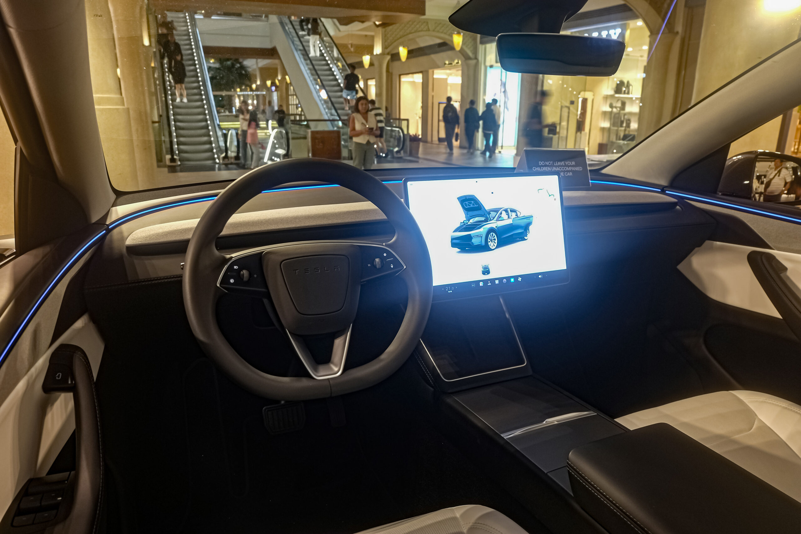 テスラ Model Yのセンターモニターと運転席